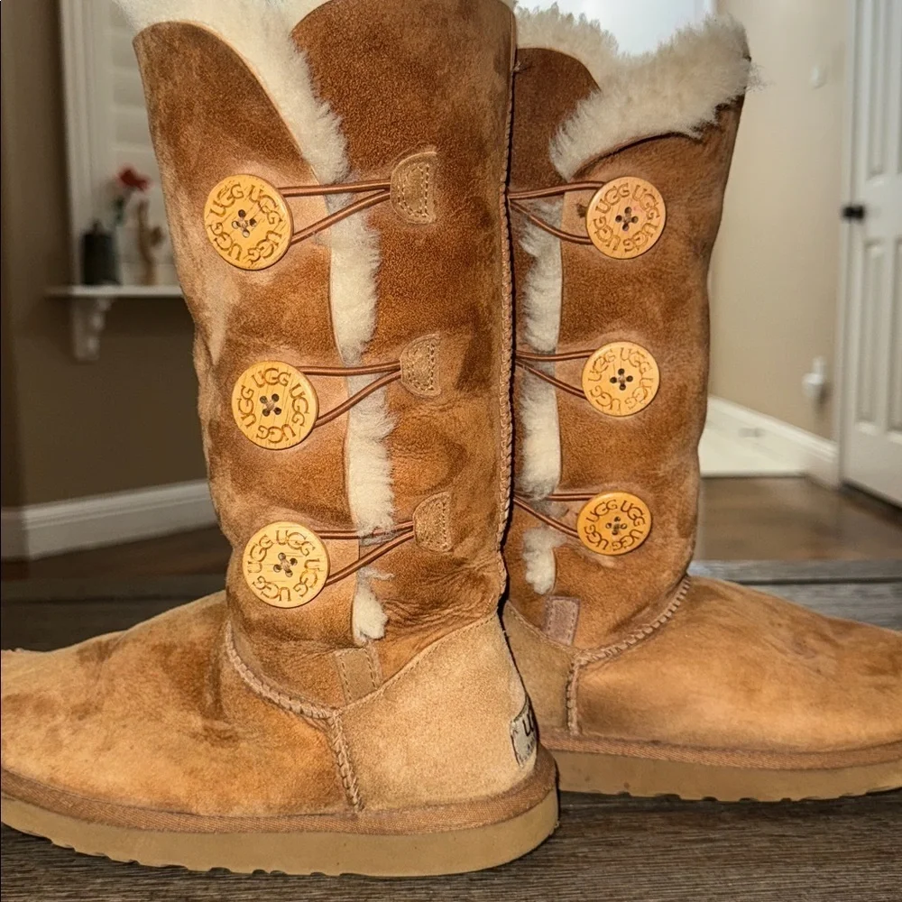 UGG Bailey Button Triplet Boots Chestnut FLAWED